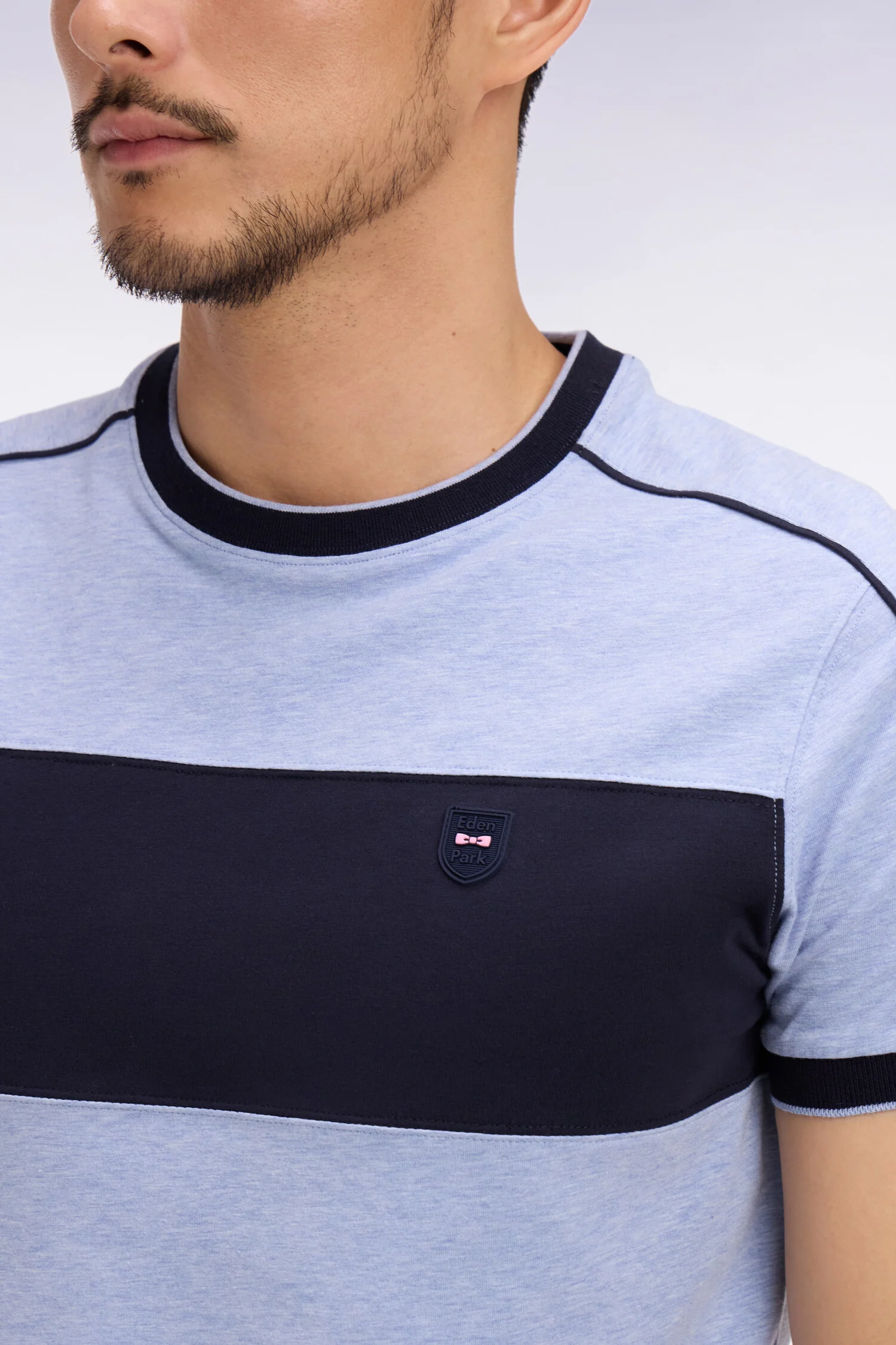 T-shirt à manches courtes en coton stretch bleu ciel à découpes coupe slim - Image 4
