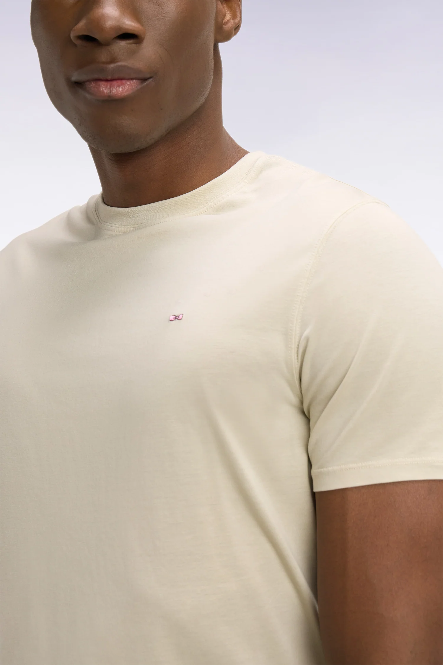 T-shirt à manches courtes en lyocell et coton beige coupe regular - Image 4
