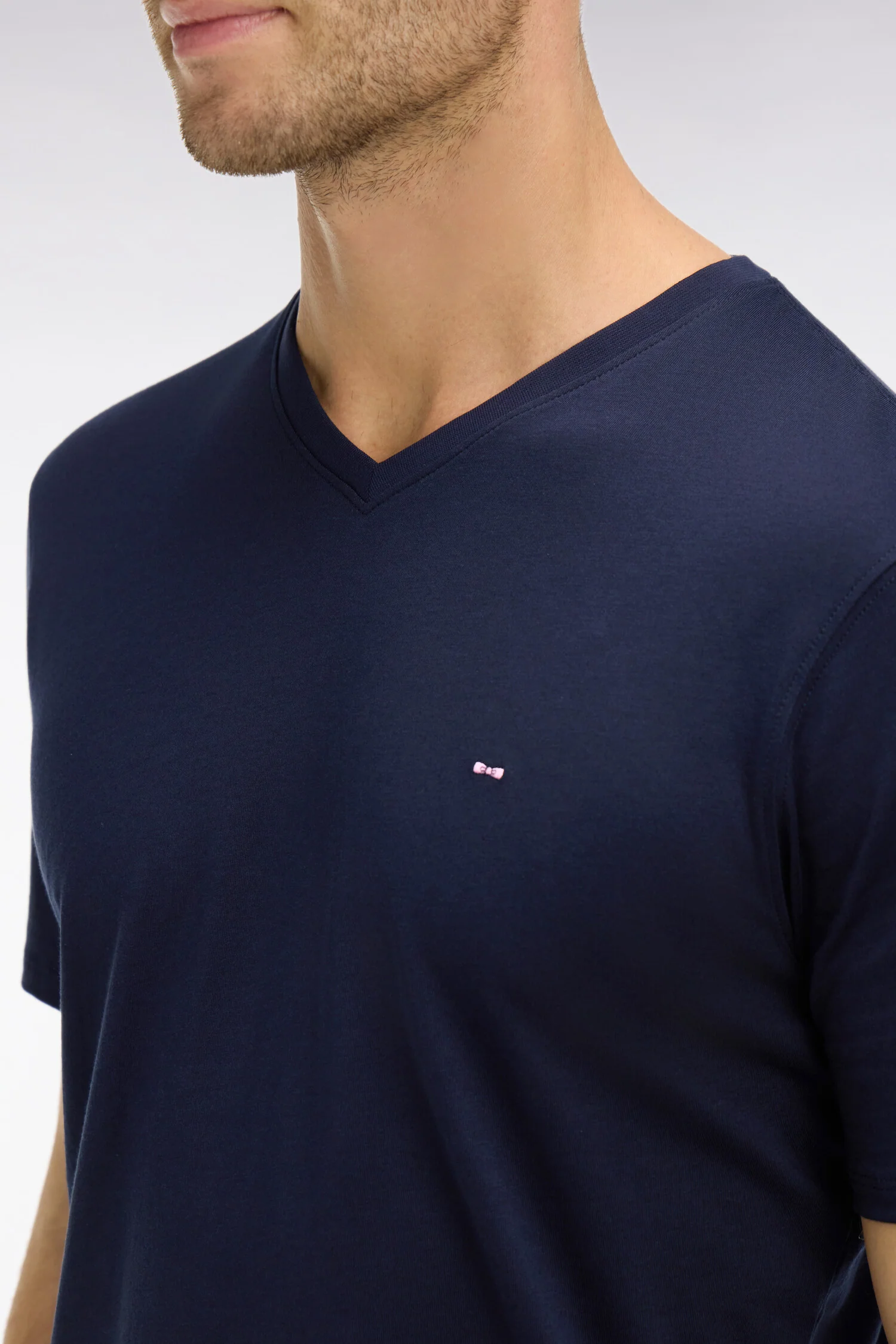 T-shirt bleu marine col V à manches courtes - Image 5