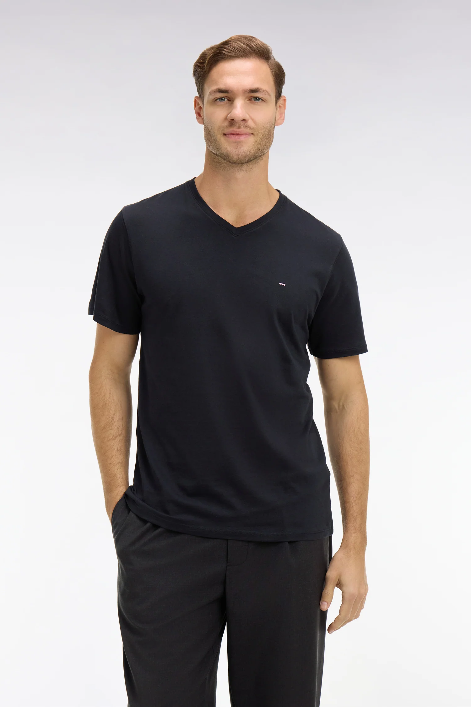 T-shirt noir col V à manches courtes - Image 3