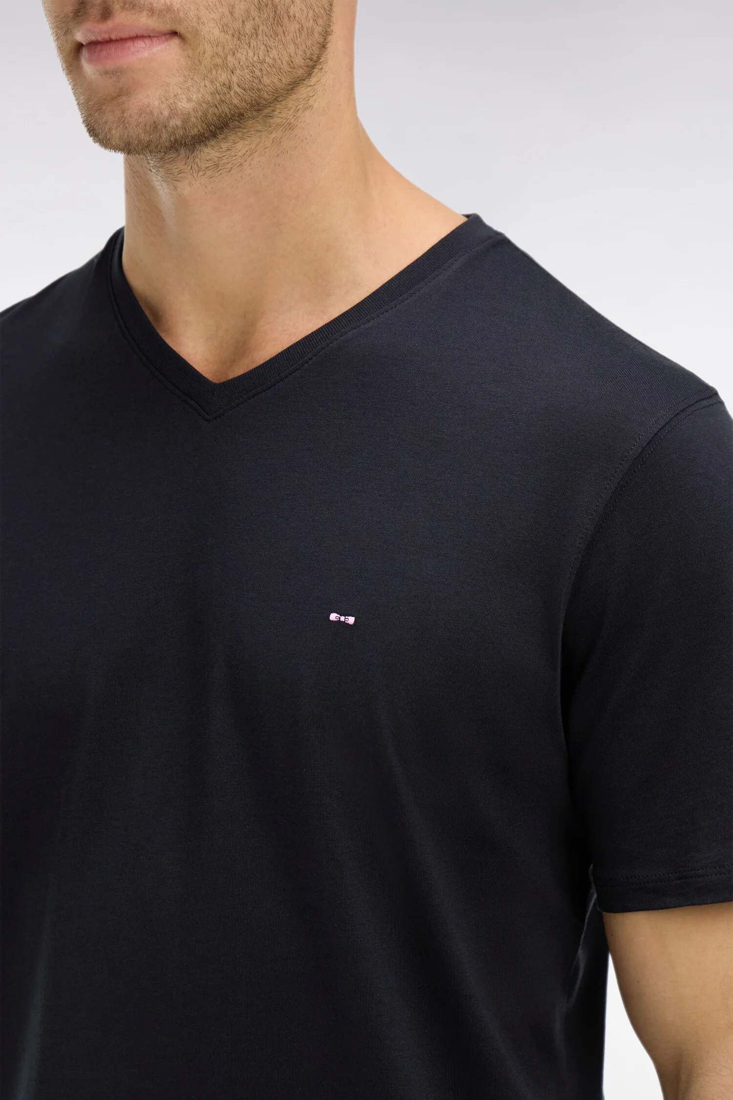 T-shirt noir col V à manches courtes - Image 4